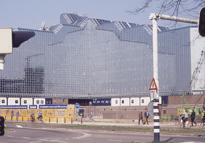 851668 Gezicht op het hoofdkantoor van Rabobank Nederland (Croeselaan 18) te Utrecht, waar voorbereidingen getroffen ...